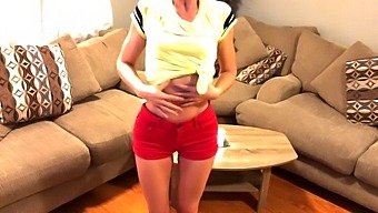 Lo Spogliarello Più Hot Della Cugina Su Porn Hub